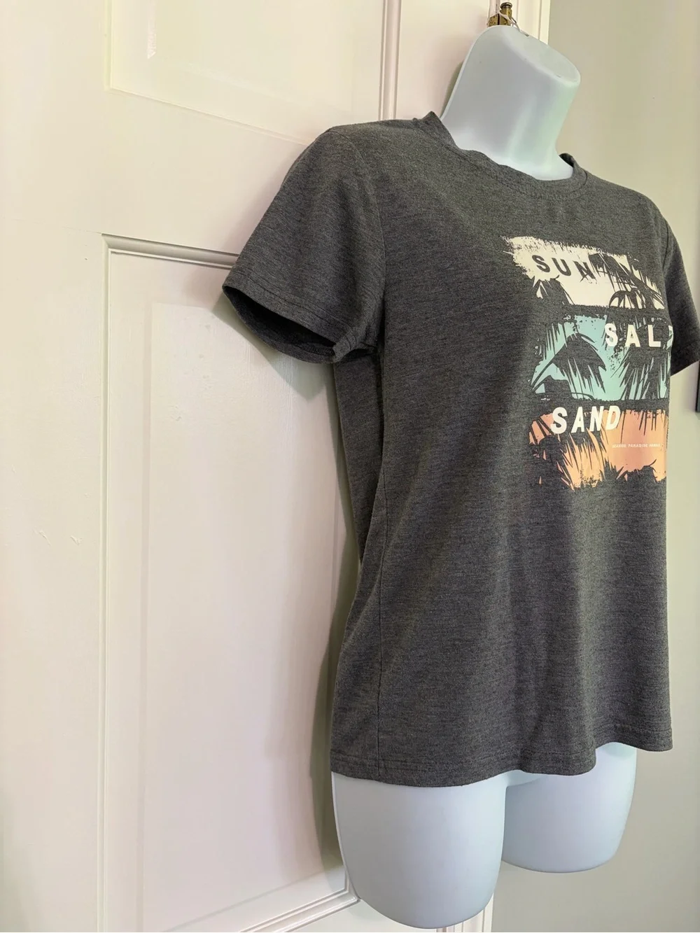 SHEIN Charcoal Graphic Tee with Pastel Beach Print - Picture 2 of 4